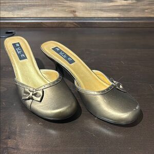 Rule by Steve Madden Gold Bronze Slip-on Kitten Heels with Bows Size 8.5